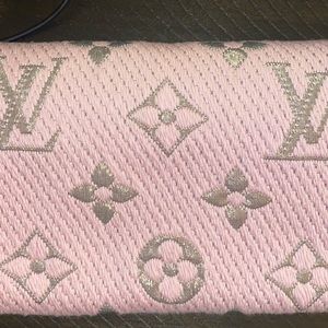 Louis vuitton logomaina scarf authentic